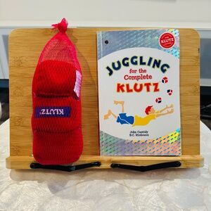 Juggling for the Complete Klutz bean bags and instructional book